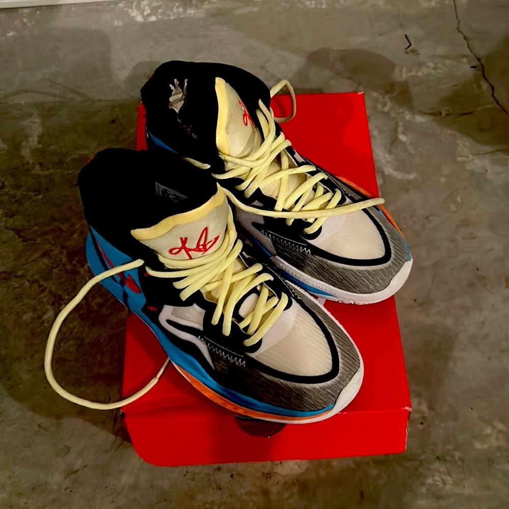 Kylie Infinity SE (GS) White/Bright Crimson 4y